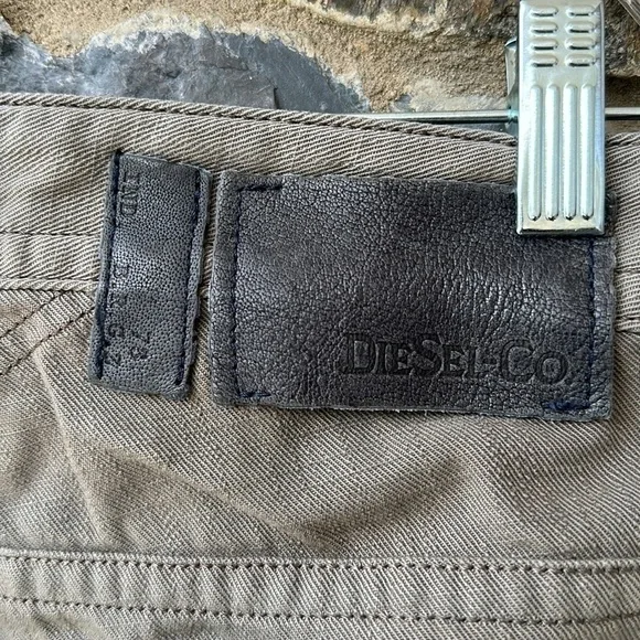 Diesel Industry Denim Division “For Successful Living” Slim-Carrot Jeans size 27